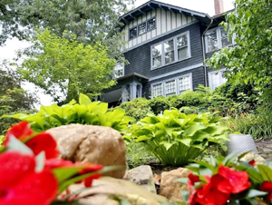 Ridgely B&B with blooms