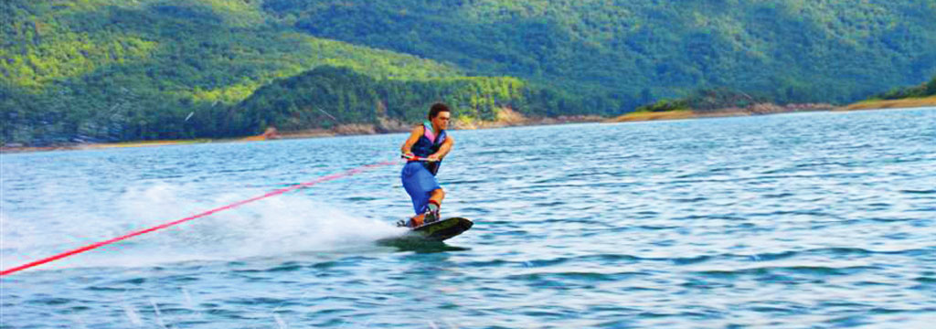 wakeboarding Lake Moomaw